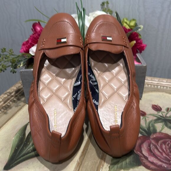 Tommy Hilfiger British Tan Faux Leather Flats Sz 8.5 Near New - Picture 8 of 16